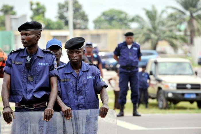 A police station and a court compound in the DR Congo capital Kinshasa were attacked by gunmen on Friday