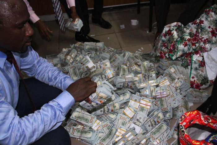 EFCC official sweats it out while counting cash hid in an Ikoyi apartment