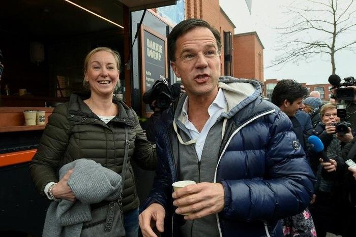 'We make the best coffee,' Mark Rutte told passers by as his VVD party handed out hot drinks on the street