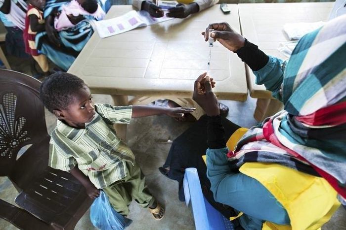 A child receives a meningitis vaccination at the community center in the Al Neem camp for Internally Displaced People in El Daein, East Darfur October 8, 2012.   REUTERS/United Nations-African Union Mission in Darfur/Albert Gonzalez Farran/Handout