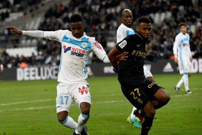 Olympique de Marseille's forward Bouna Sarr (L) vies with Monaco's midfielder Thomas Lemar (R) during the French L1 football match Marseille vs Monaco on January 15, 2017 at the Velodrome stadium in Marseille, southern France