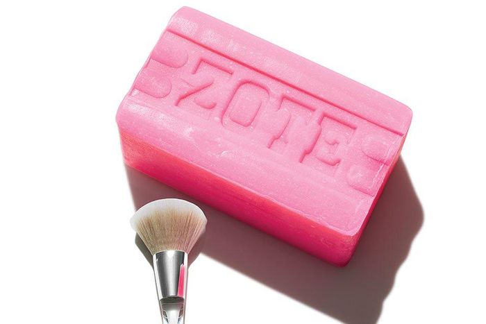 ___6645580___https:______static.pulse.com.gh___webservice___escenic___binary___6645580___2017___5___8___20___zote-soap-makeup-brushes-wh0517dis_beauty02