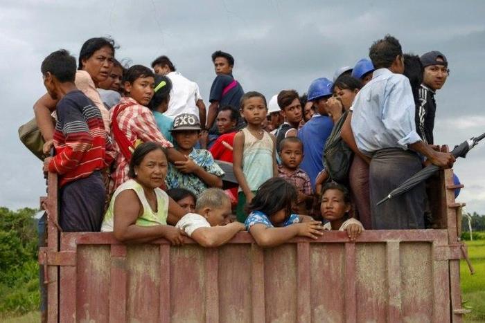 People fleeing from a conflict area in Myanmar's Rakhine state