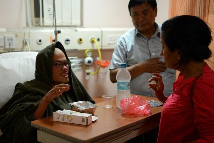 Taiwanese trekker Liang Sheng-yueh (L), who was rescued after being stranded in the Himalayas for 47 days, talks with a nutritionist in a hospital in Kathmandu on April 26, 2017