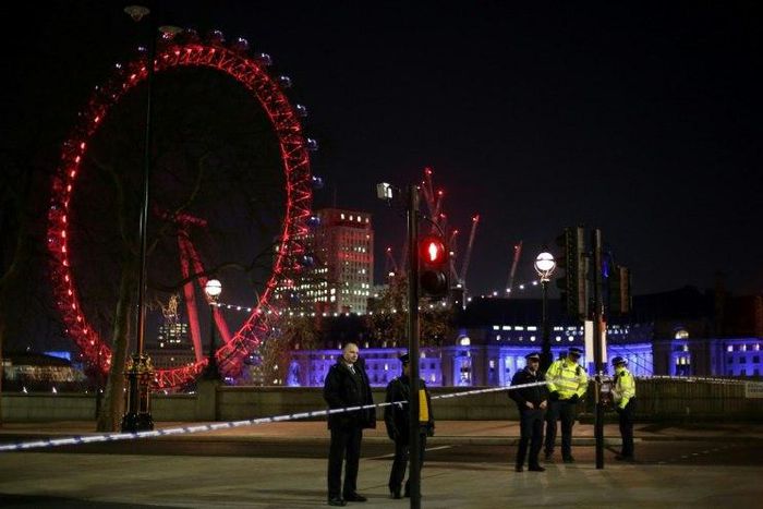 Police stand guard near the cordoned-off Victoria Embankment in London on January 19, 2017, following the discovery of a suspected World War II bomb in the River Thames between Westminster Bridge and Waterloo Bridge