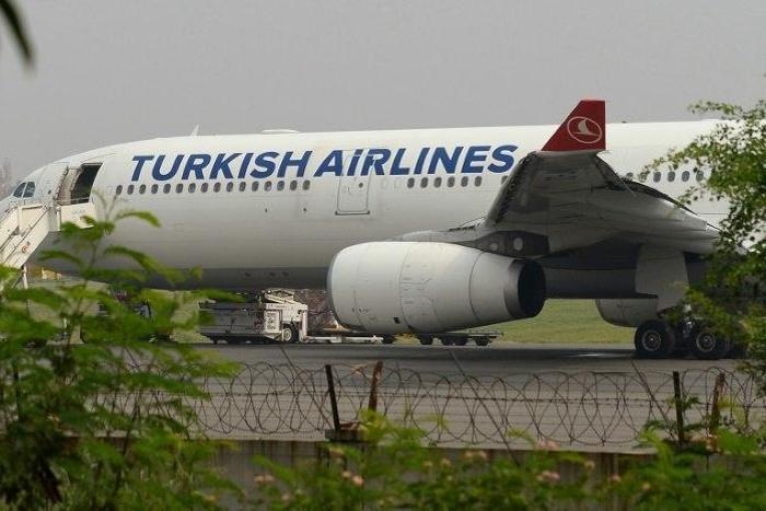 Turkish Airlines is to offer laptops to business class passengers travelling to the US and Britain