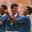 Bebeto (centre)