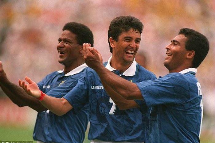 Bebeto (centre)