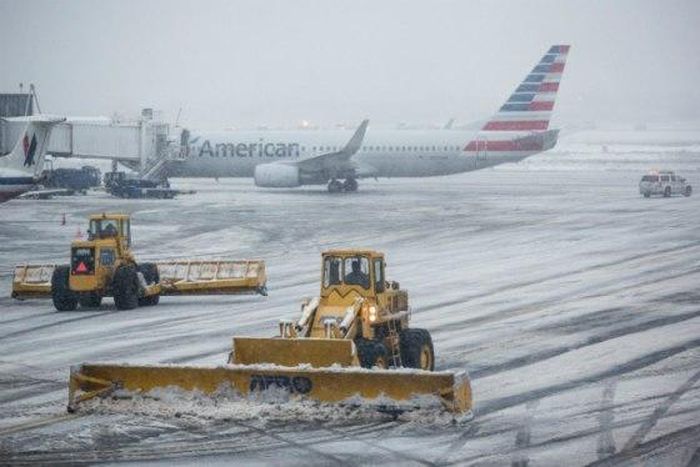 The tarmac of La Guardia Airport is cleared during a winter storm on February 2, 2015 in the Queens borough of New York City.