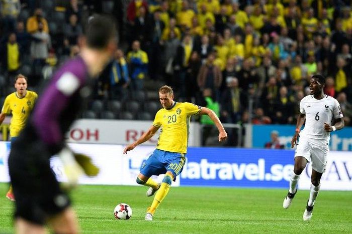 France's goalkeeper Hugo Lloris (L) reacts as Sweden's forward Ola Toivonen shoots to score during the FIFA World Cup 2018 qualification football match