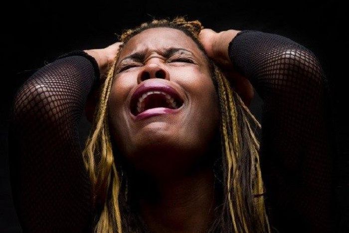 This crying woman needs help (Illustration)