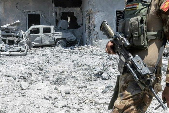 A member of the Iraqi forces advances through the Old City of Mosul on June 25, 2017, during the ongoing offensive to retake the last district held by the Islamic State group