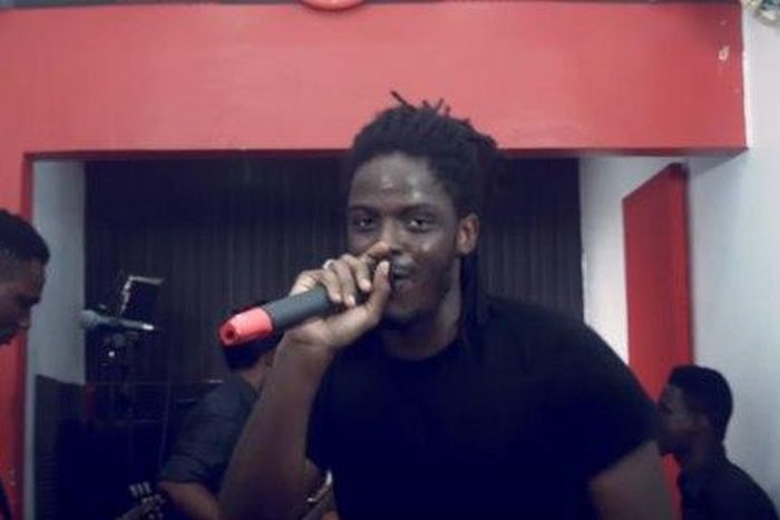 Tomi Thomas performs JJC at The cover show