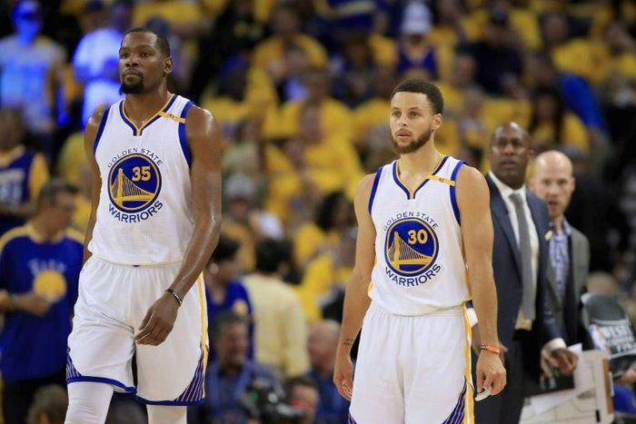 The partnership between Kevin Durant and Stephen Curry helps power the Golden State Warriors to a 4-0 victory over the San Antonio Spurs