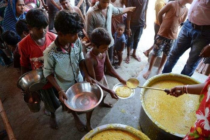 Indian villagers queue for food in the flood-hit village of Dagrua in Bihar