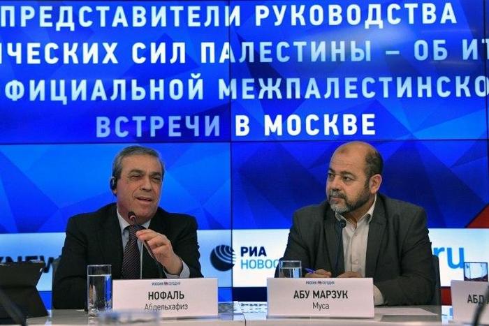 From L: Abed al-Hafeez Nofal, the Palestinian ambassador to Moscow, and exiled Hamas deputy leader Mussa Abu Marzuq give a press conference along with other representatives of Palestinian political parties and movements in Moscow on January 17, 2017