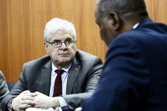 United States' top envoy in Sudan, Steven Koutsis (L), meets with North Darfur deputy governor Mohamed al-Nabi on June 18, 2017, in the conflict-wracked region's capital Al-Fashir
