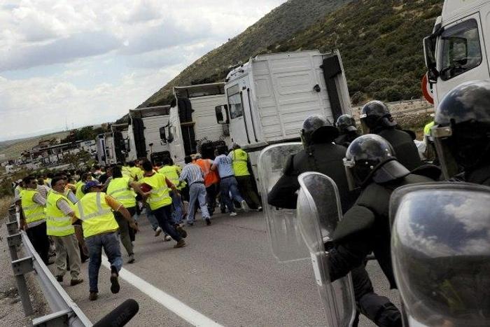Spanish police have found eight Iraqis in a refrigerated truck