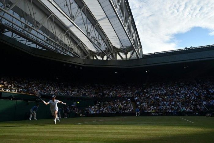 Britain's Andy Murray returns against Italy's Fabio Fognini at Wimbledon on July 7, 2017