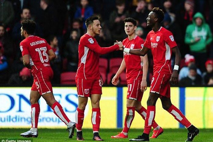 Tammy Abraham (right)
