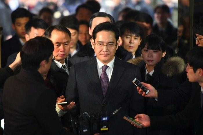 Samsung Group's heir-apparent Lee Jae-Yong (C) arrives at the Seoul Central District Court for a hearing on his arrest warrant on January 18, 2017