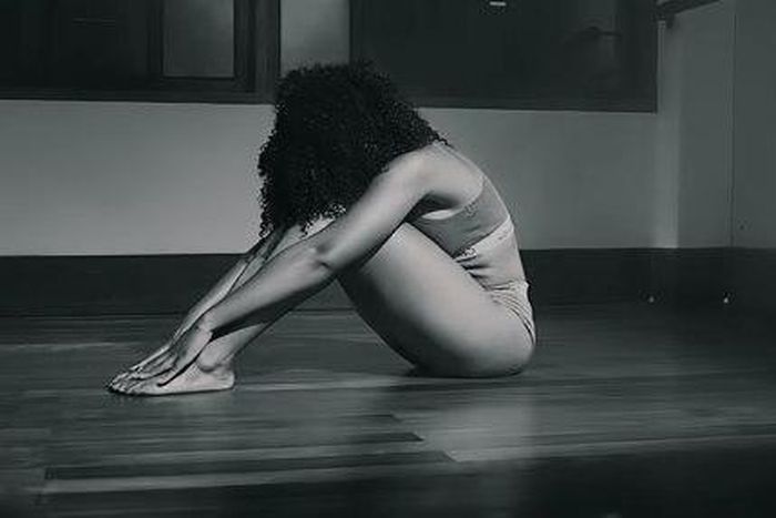 E.L performs a medley of top Nigerian songs in 'Abaa'