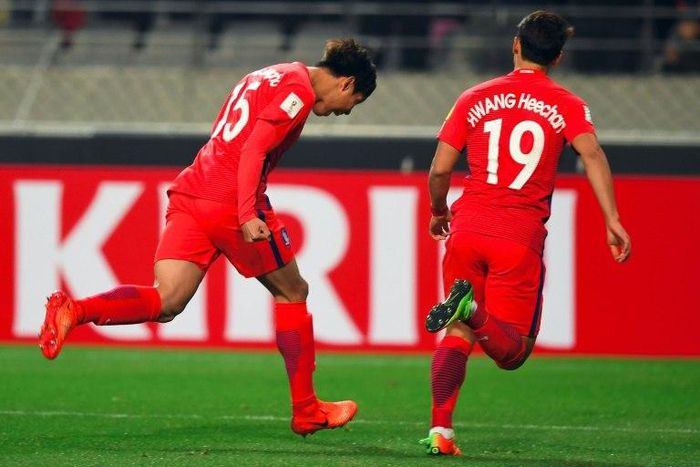 South Korea's Hong Jeong-Ho (left) celebrates his goal against Syria in a World Cup qualifier in Seoul on March 28, 2017
