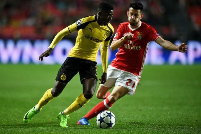 Dortmund's forward Ousmane Dembele (L) vies with Benfica's midfielder Pizzi Fernandes during the UEFA Champions League round of 16 first leg football match SL Benfica vs Borussia Dortmund at the Luz stadium in Lisbon on February 14, 2017