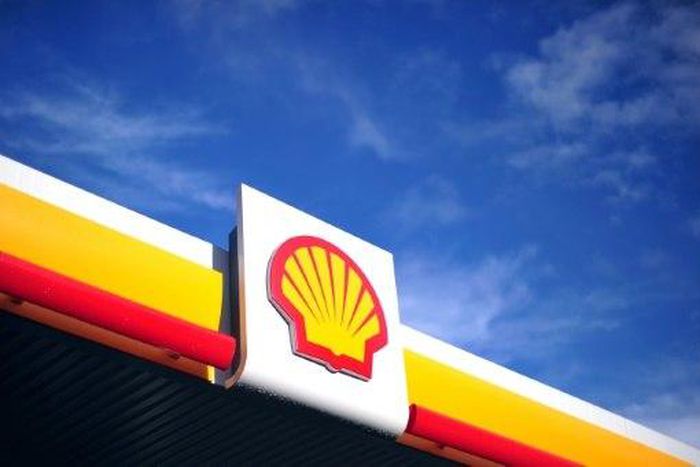 Energy giant Royal Dutch Shell sold its onshore oil and gas interests in Gabon to Carlyle for the equivalent of 544 million euros in a deal expected to complete in mid-2017
