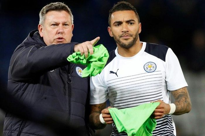 Leicester City's caretaker manager Craig Shakespeare (L) instructs defender Danny Simpson before their English Premier League match against Liverpool, at King Power Stadium in Leicester, on February 27, 2017