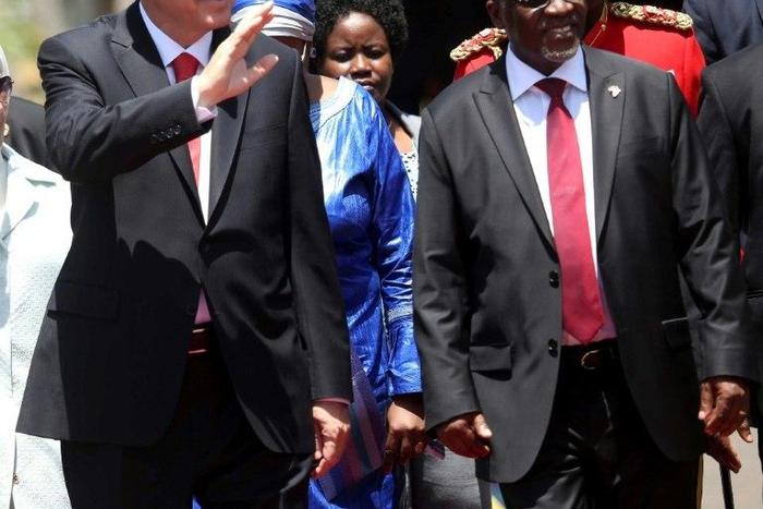 Turkey's President Recep Tayyip Erdogan (L) and Tanzanian counterpart John Pombe Magufuli arrive at State House in Dar es Salaam on January 23, 2017