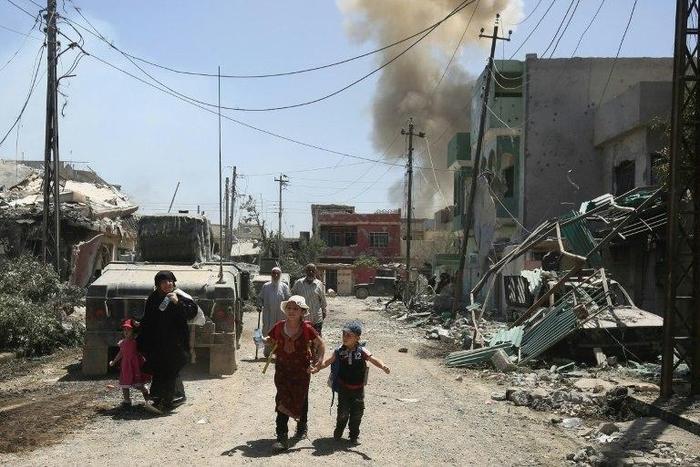 Displaced Iraqis from western Mosul flee their homes as security forces advance into the area during the ongoing offensive against Islamic State (IS) group fighters