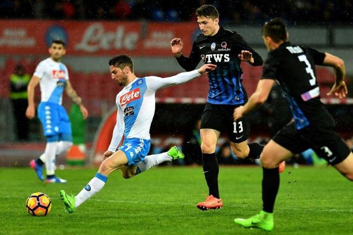 Napoli's forward Dries Mertens (L) kicks the ball during the Italian Serie A football match against Atalanta on February 25, 2017