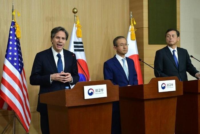 US Deputy Secretary of State Tony Blinken (L) told his South Korean and Japanese counterparts that the US policy regarding North Korea had not changed at a trilateral meeting in Tokyo