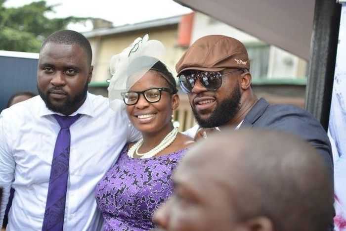 Iyanya surprises newlyweds at Ikoyi registry