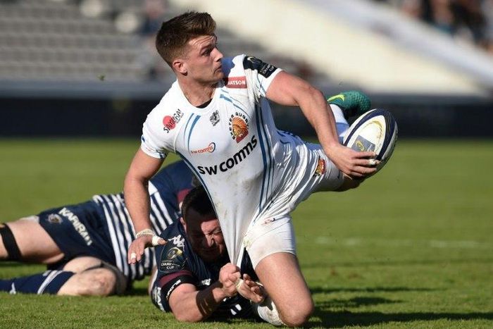 Exeter's flyhalf Henry Slade (C) passes the ball during the European Champions Cup rugby union match against Bordeaux-Begles December 17, 2016