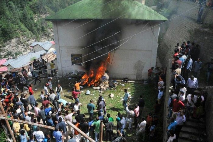 A mob sets a police station on fire in Kotkhai, around 62 km from Shimla, in the Indian state of Himachal Pradesh on July 19, 2017