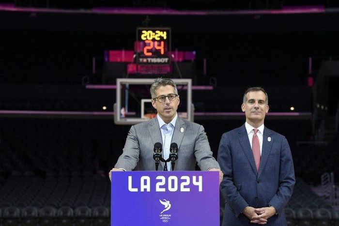 LA 2024 Chairman Casey Wasserman (L) and Los Angeles Mayor Eric Garcetti hold a news conference in May 2017