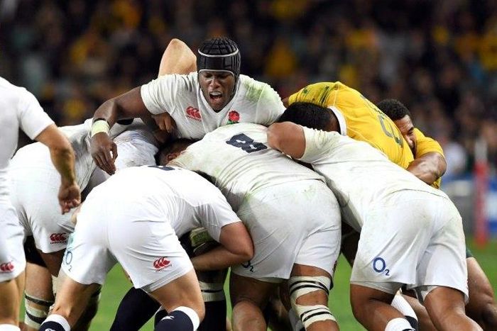 England player Maro Itoje (C), pictured controlling the rolling maul against Australia on June 25, 2016, fractured his right hand during Saracens' victory over Welsh side Scarlets