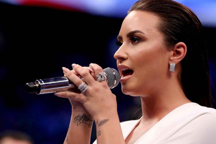 Demi Lovato stuns at Floyd Mayweather-Conor McGregor fight