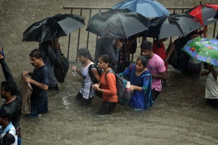 Floods bring Mumbai to a virtual standstill