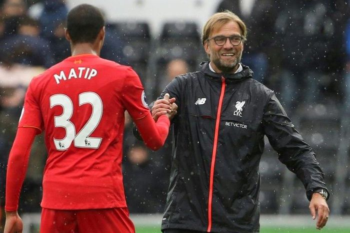 Liverpool's German manager Jurgen Klopp (R) shakes hands with Cameroonian defender Joel Matip (L) on October 1, 2016