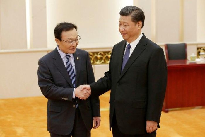 South Korean special envoy Lee Hae-chan (L) meets China's President Xi Jinping at the Great Hall of the People in Beijing on May 19, 2017