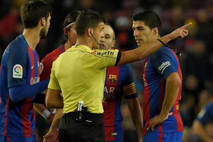 The referee shows the red card to Barcelona's Uruguayan forward Luis Suarez (R) during the Spanish Copa del Rey semi final second leg football match FC Barcelona vs Club Atletico de Madrid at the Camp Nou stadium in Barcelona on February 7, 2017