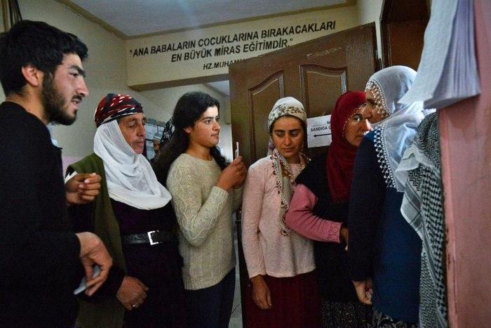 Voters queue to cast Turkish referendum ballots in the main Kurdish city of Diyarbakir