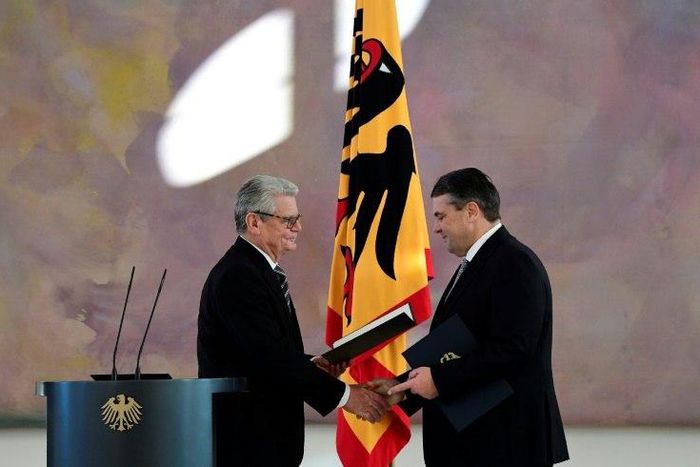 German President Joachim Gauck (left) hands Sigmar Gabriel the Foreign Ministty portfolio during a ceremony at the Bellevue Palace in Berlin, on January 27, 2017