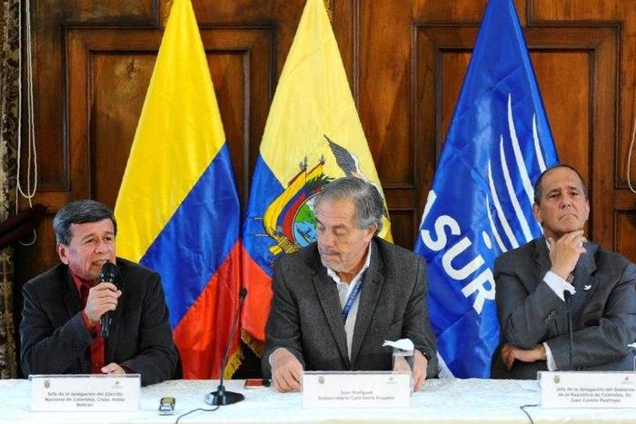 Colombia's ELN guerrilla member Pablo Beltran (L) speaks next to Ecuadorean government representative Juan Meriguet (C) and Colombia'a government representative Juan Camilo Restrepo, during a press conference in Quito on February 16, 2017