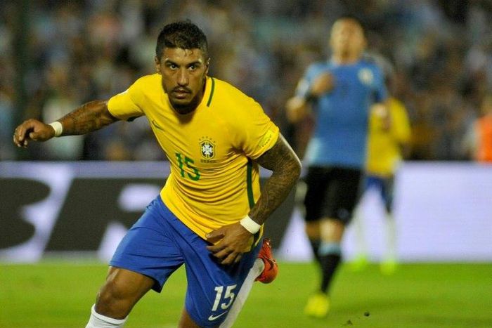 Brazil midfielder Paulinho has joined Barcelona from Chinese club Guangzhou Evergrande