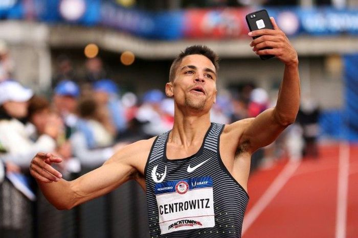 American Matthew Centrowitz, the 1,500 meter Olympic champion at the Rio Games, dominated Britain's Mo Farah at the USATF Distance Classic meet in Los Angeles, on May 18, 2017
