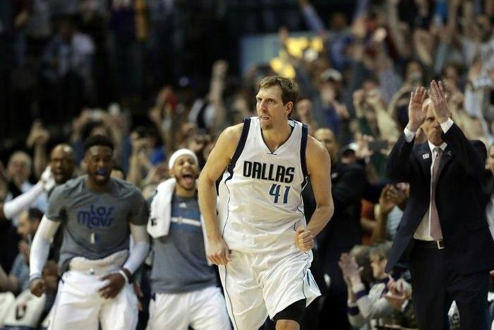Dirk Nowitzki became only the sixth player in NBA history to reach 30,000 career points with a fadeaway jump shot in the second quarter against the Los Angeles Lakers